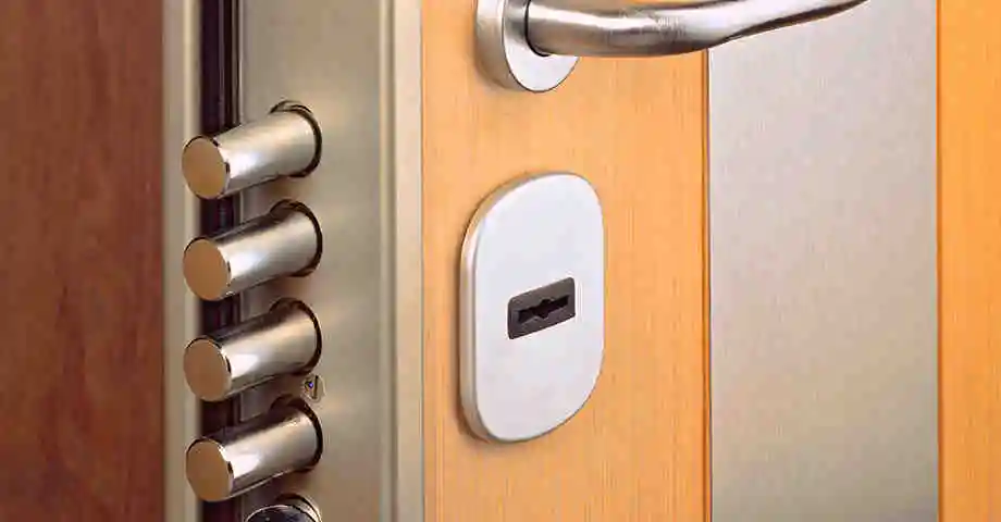cerradura de seguridad 920x480 - Cerrajeros Tavernes Blanques Cerrajeria Tavernes Blanques 24 Horas Urgente